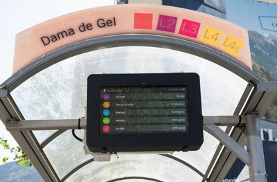 El Govern instal·la noves pantalles digitals a la parades del  transport públic nacional 