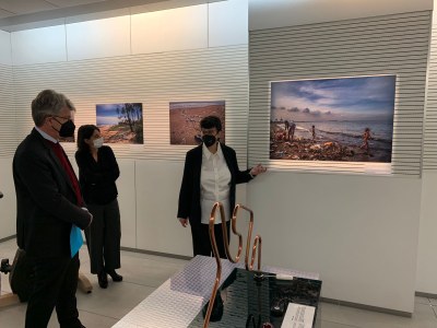FEDA i l’Ambaixada francesa presenten l’exposició de fotoperiodisme “Un planeta submergit pel plàstic”