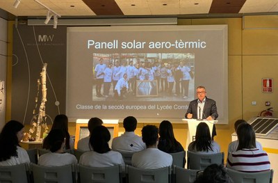 L’alumnat del Lycée presenta el panell solar aerotèrmic construït amb el patrocini de FEDA